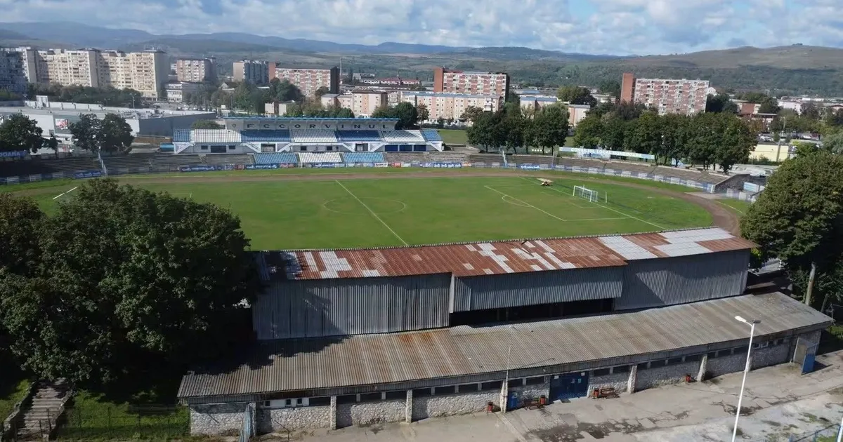 Demolarea stadionului „Corvinul 1921” din Hunedoara începe oficial. Vechiul stadion va fi înlocuit de o arenă modernă