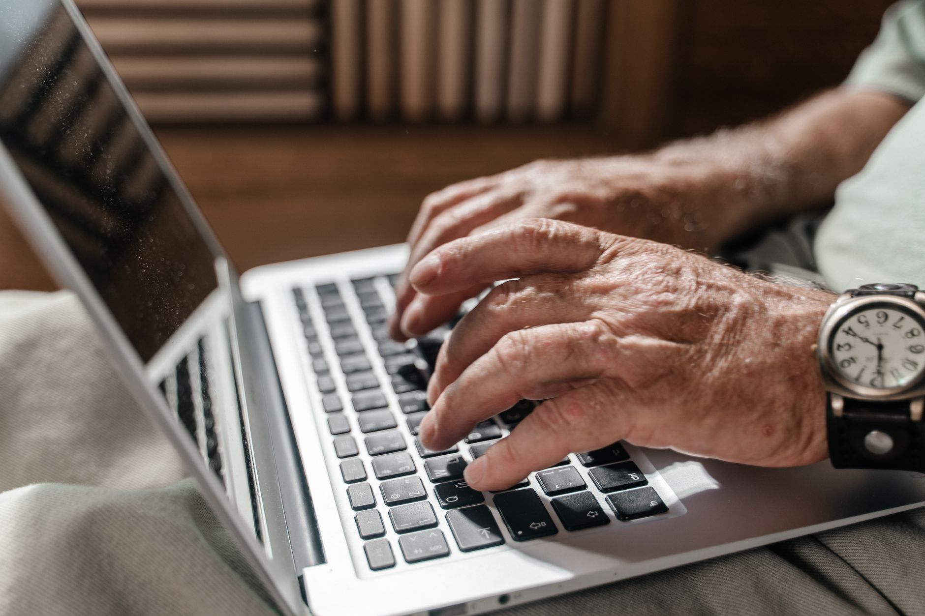 Seniorii din România sunt ținta fraudelor online: peste 60% au fost vizați de atacatori