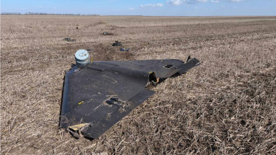 Fragmente ale unui obiect, posibil dronă, au fost găsite pe un teren agricol în Insula Mare a Brăilei