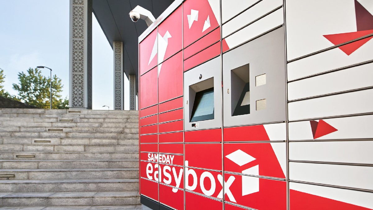 Frauda easybox: Un tânăr a încasat bani prin retururi fictive de colete