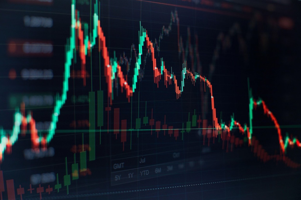 Indicele BET scade la 30.538 de puncte; piața de capital de la București este afectată de volatilitate