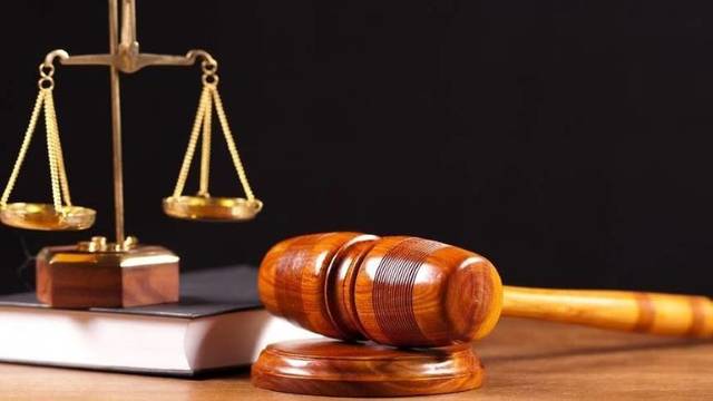 Un bărbat din Brașov este trimis în judecată pentru că a refuzat să încredințeze fiica mamei sale timp de peste doi ani