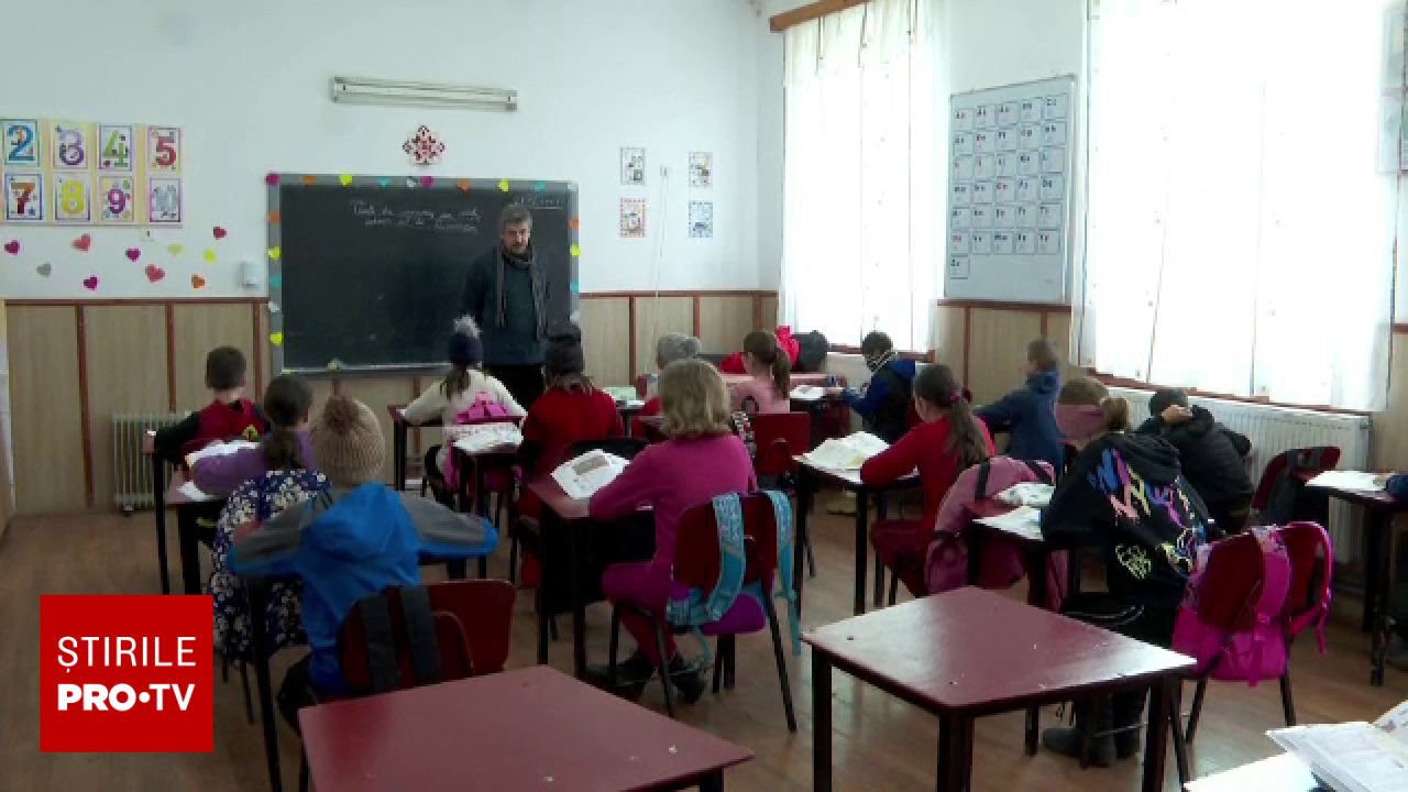 Raport OCDE: Profesorii din România predau considerabil mai puține ore decât media europeană