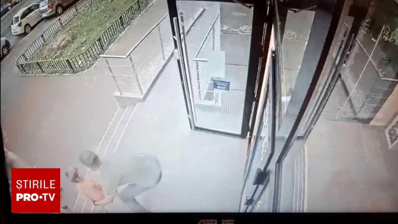 Un fost militar american a luat un copil de pe stradă din București pentru a-l salva de la mama sa