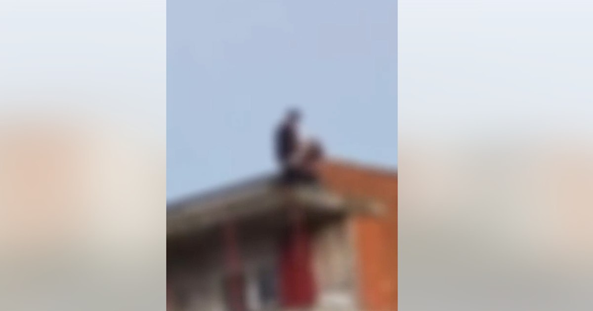 Dosar penal pentru doi tineri care au fost filmați în timp ce făceau sex pe acoperișul unui bloc din Oradea