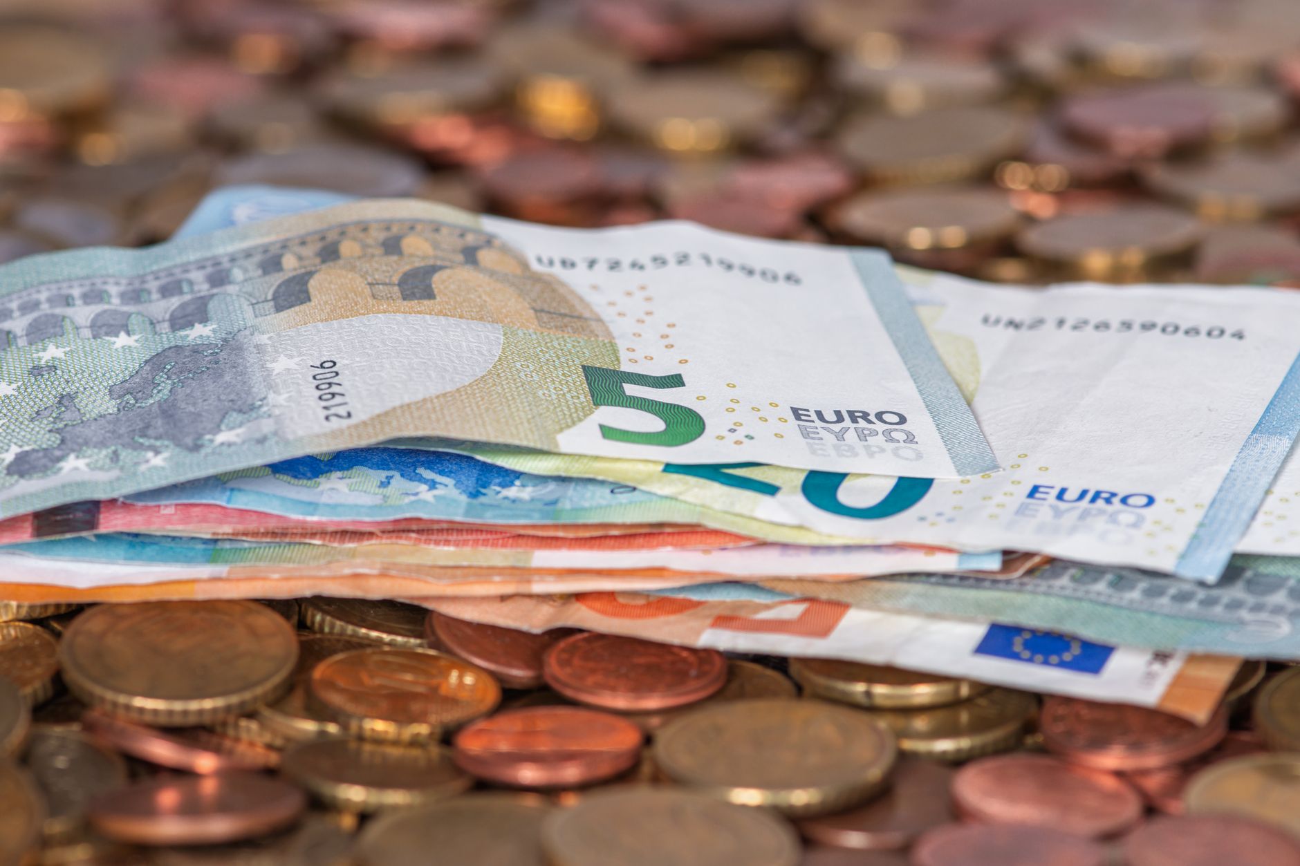 Cursul euro pe piața interbancară: valoare apropiată de recordul istoric în ziua votului de învestire al Guvernului Mureșan