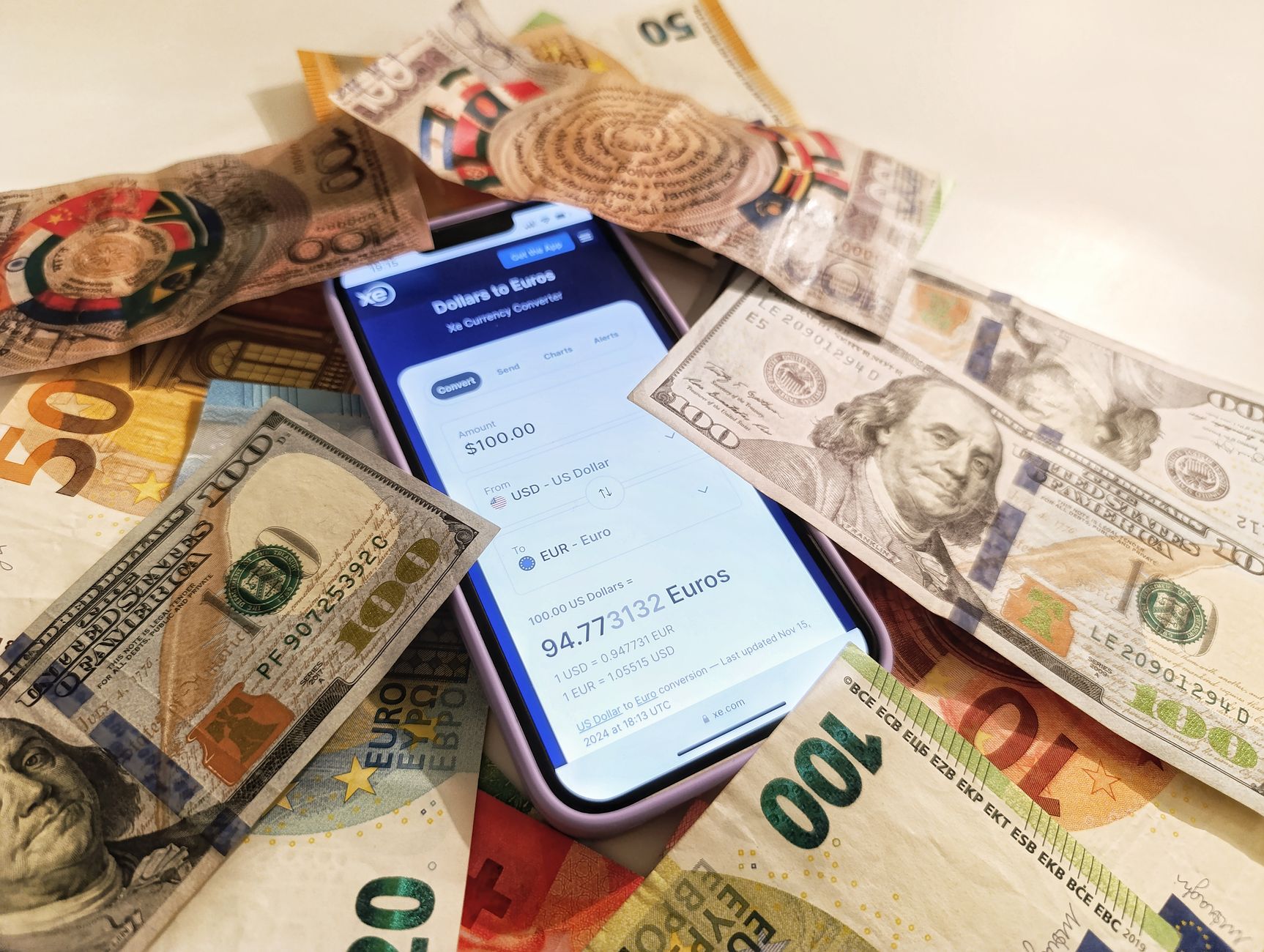 Dolarul câștigă teren față de euro, cu implicații pentru costul importurilor în România