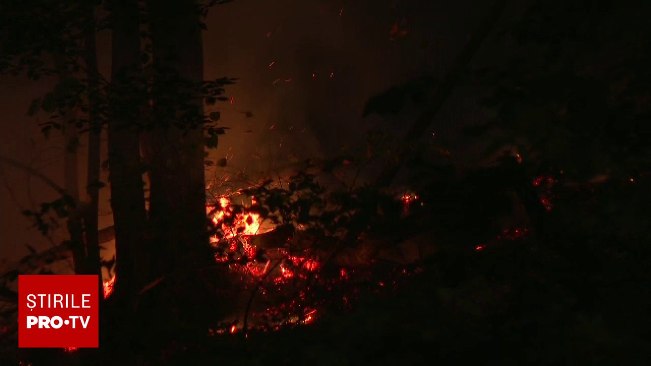 Incendiul de lângă Băile Herculane afectează 400 de hectare și amenință stațiunea