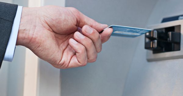 Utilizatorii vor putea retrage sume personalizate de la orice ATM, conform unui proiect de lege adoptat de Senat