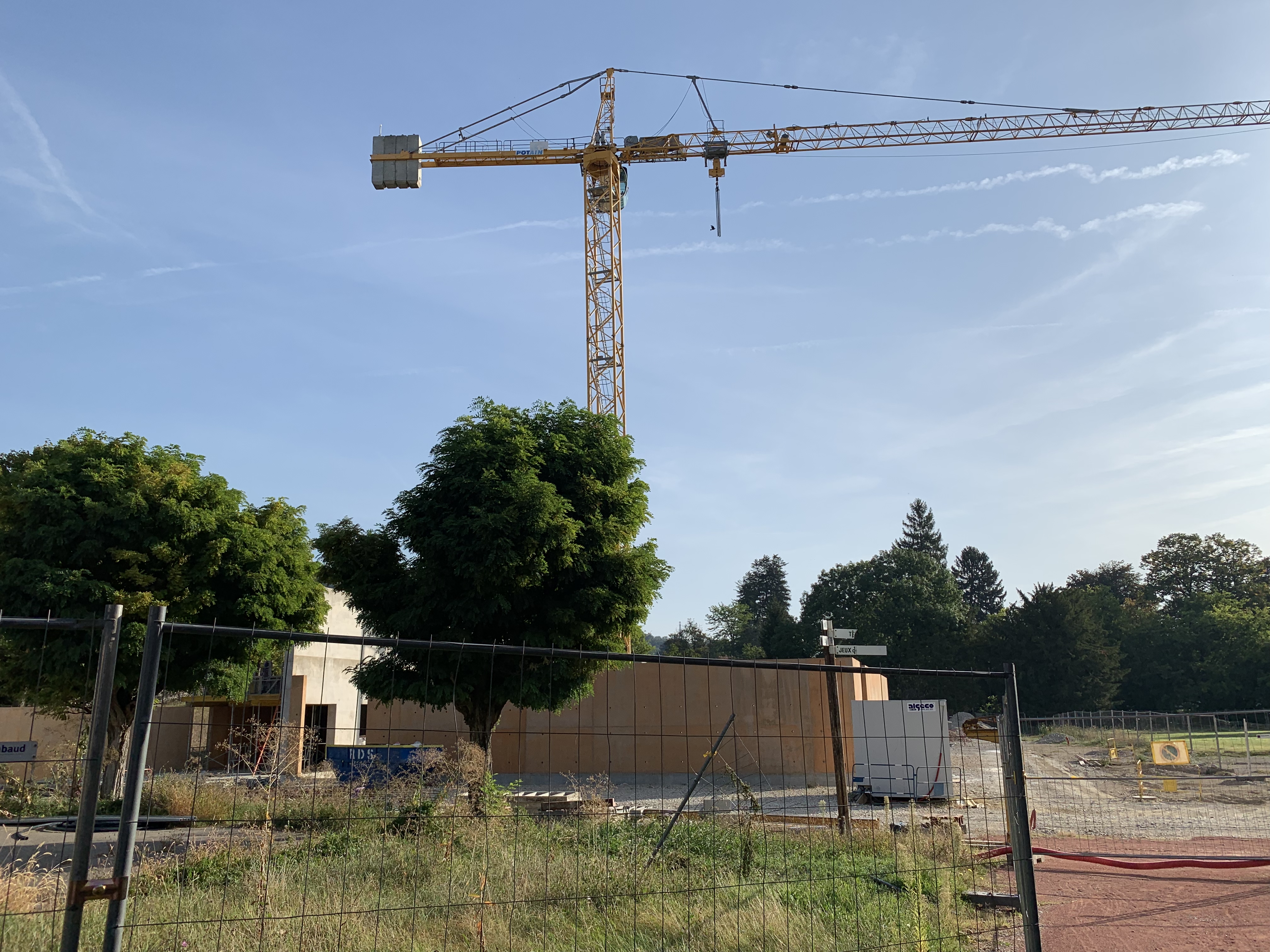 Numărul autorizațiilor de construire pentru locuințe a scăzut cu 12,2% în primele opt luni