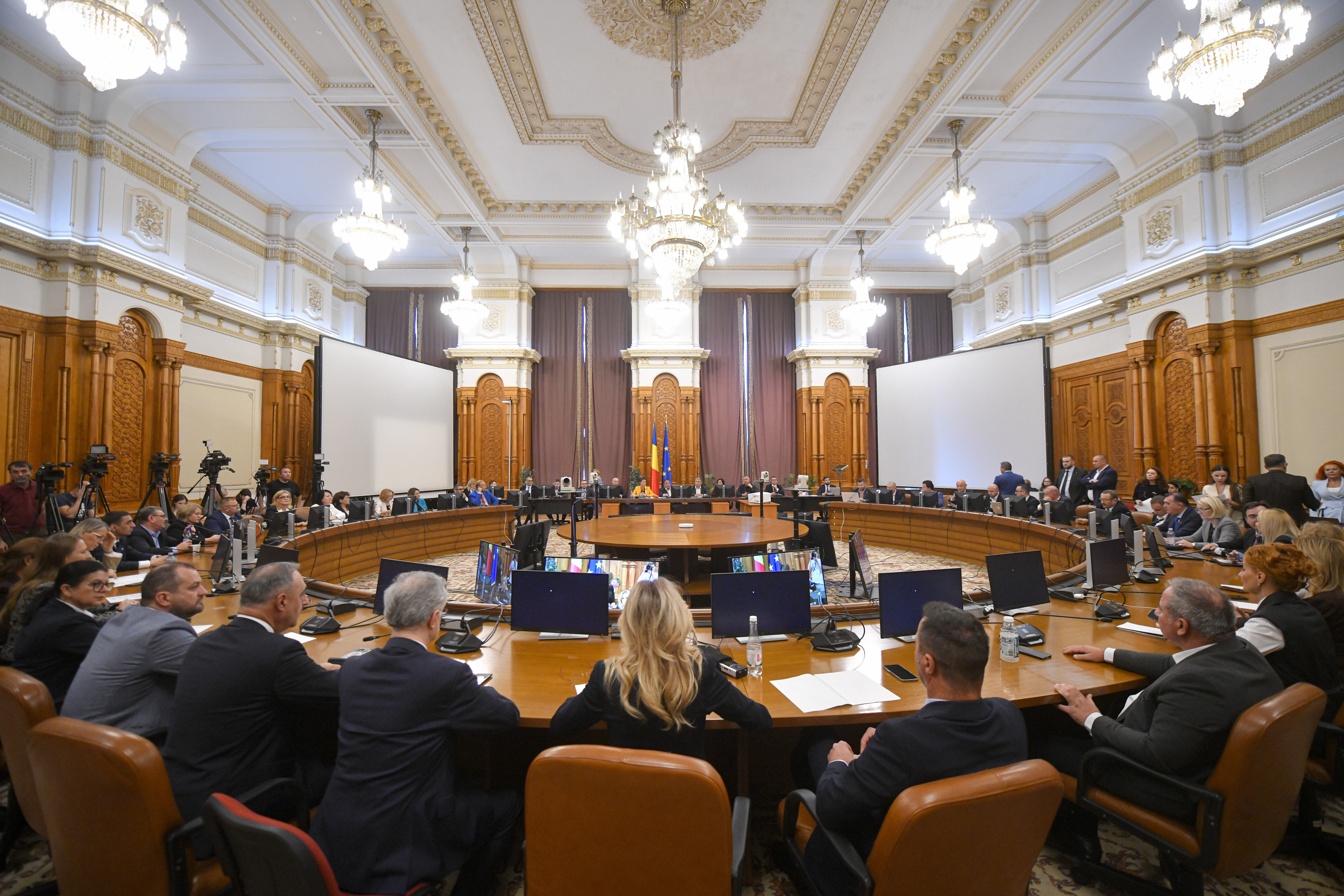 Parlamentul votează Guvernul Siegfried Mureșan într-un context de instabilitate politică și volatilitate pe piețe