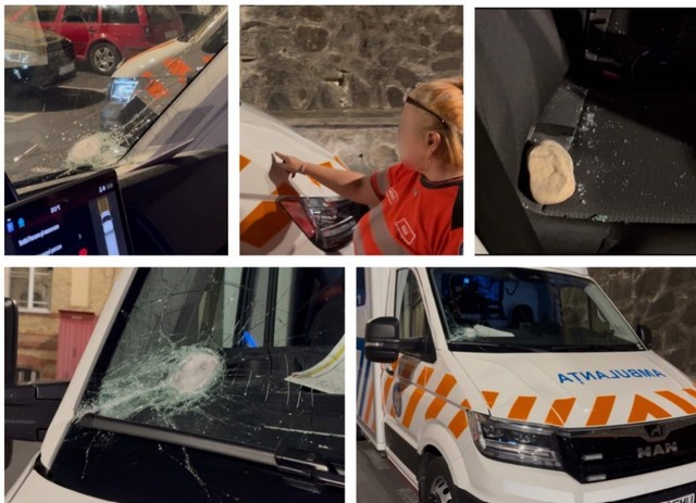 Opt persoane trimise în judecată după ce au atacat o ambulanță cu topoare și pietre în Cluj