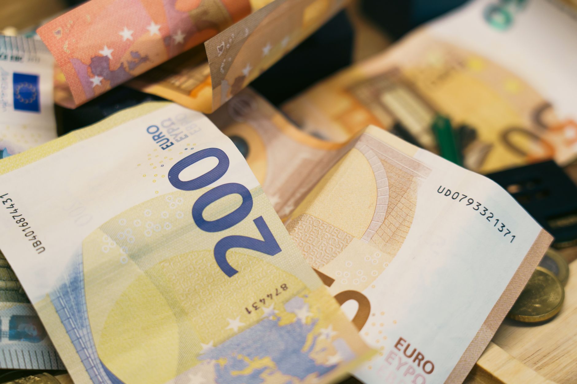 Cursul valutar: Euro a depășit pragul de 5,28 lei pe piața interbancară