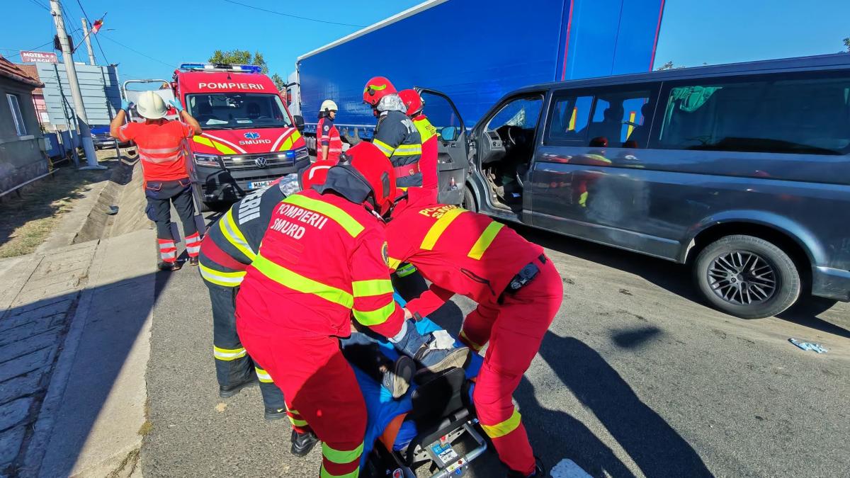Accident grav pe DN66 în Băcia: un monovolum cu nouă persoane a lovit un TIR