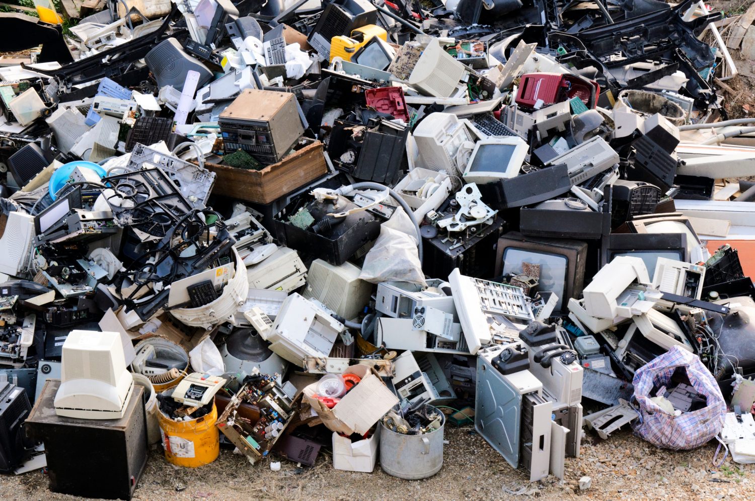 Scade numărul operatorilor de deșeuri electronice în România din cauza noilor condiții de licențiere