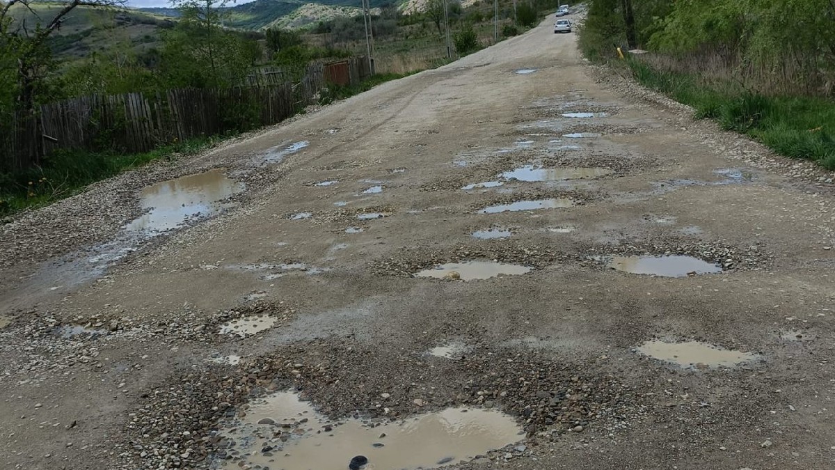 Reabilitarea drumului către Vulcanii Noroioși începe luni, 5 octombrie. Costul proiectului a scăzut