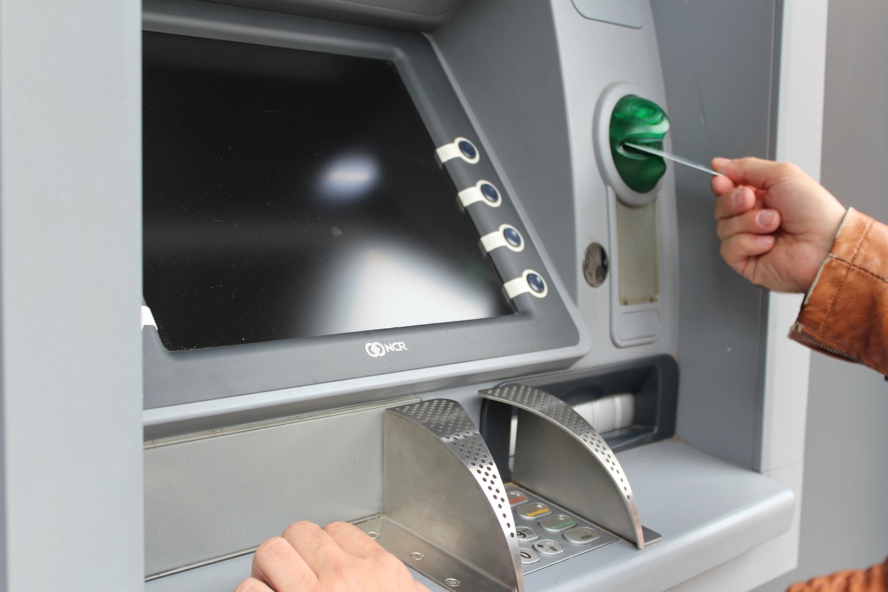 Noua regulă pentru bancomate: Clienții vor putea retrage sume personalizate de la orice operator ATM