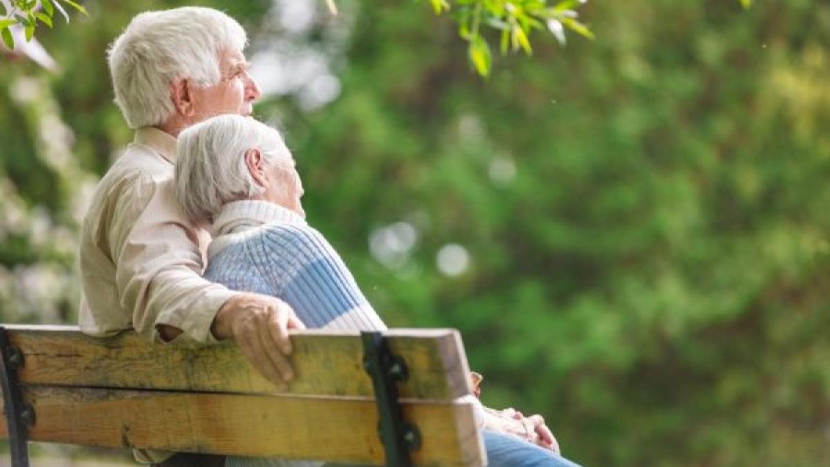 Facilități pentru pensionari în 2026: reduceri la transport, bilete de tratament și ajutoare financiare