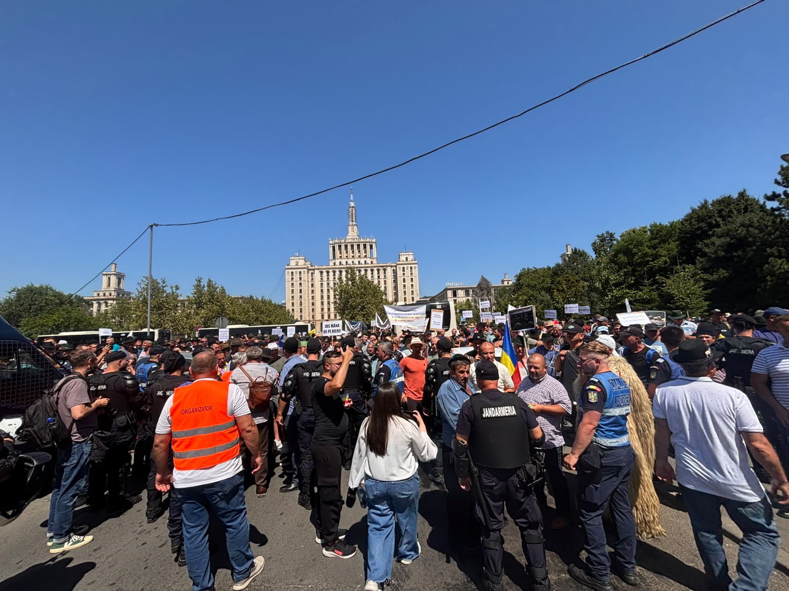 Protest de amploare în fața Guvernului: Fermierii și crescătorii de animale au blocat Piața Victoriei
