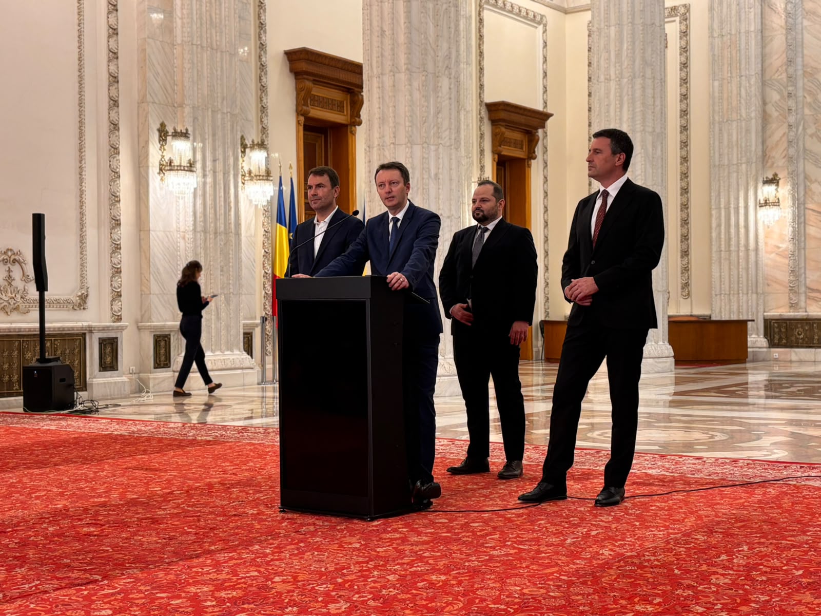 Ratingul României este sub presiune din cauza instabilității politice și a riscurilor de consolidare fiscală