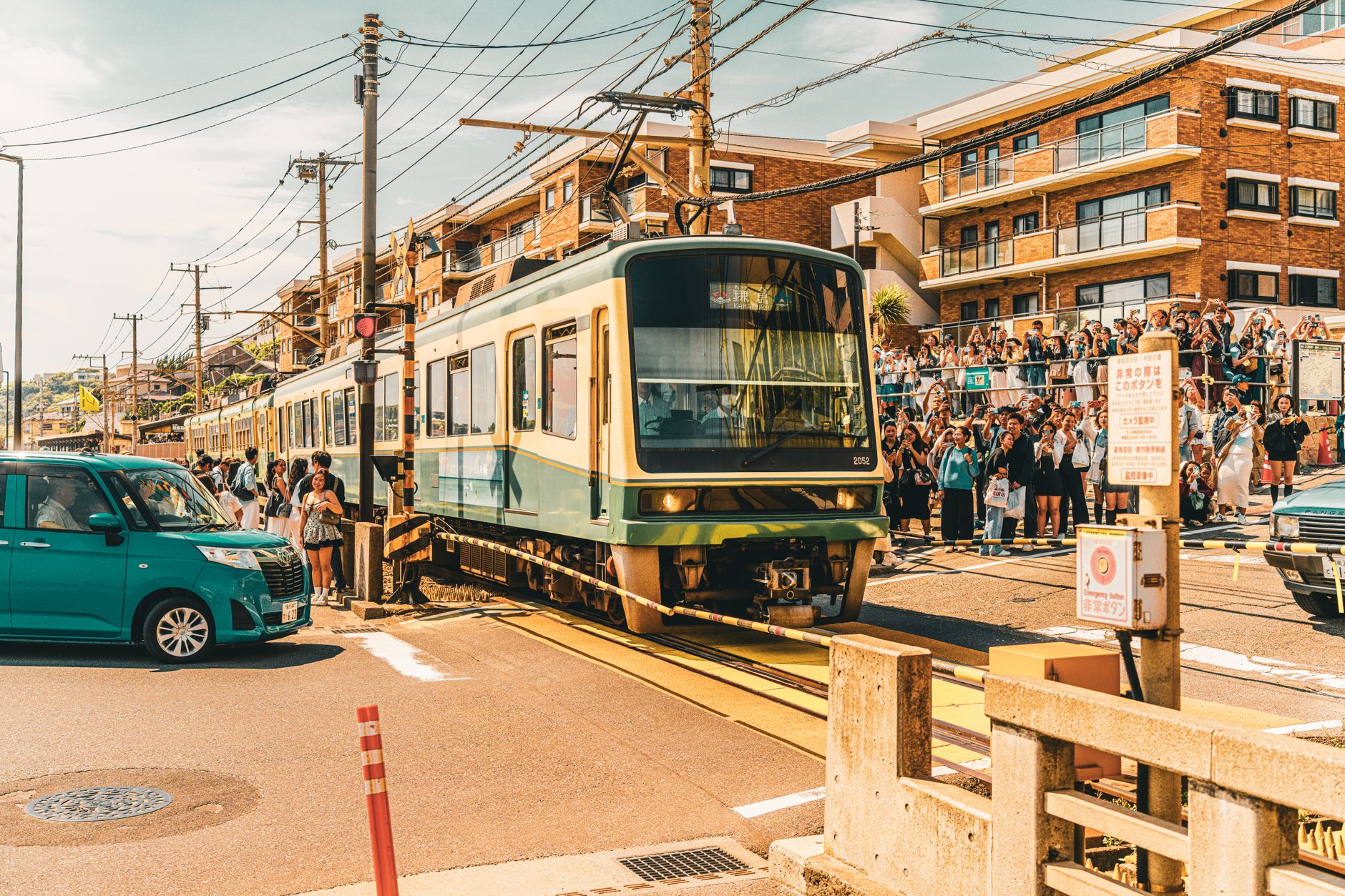 Tragedie în Galați: Patru persoane, inclusiv un copil, au murit după ce un tren a lovit o autoutilitară