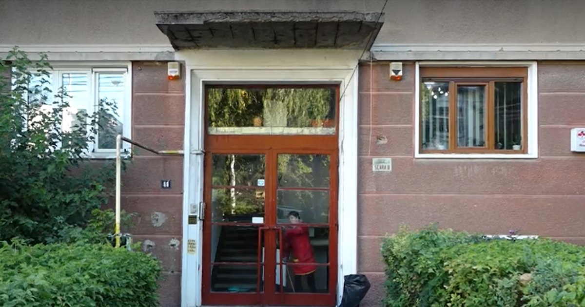 Incident grav la Piatra Neamț: O femeie și un copil au fost loviți de bucăți de tencuială căzute de pe un bloc