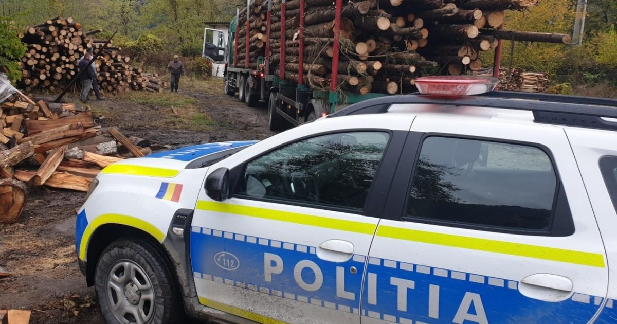 Trei persoane trimise în judecată după ce un polițist a fost lovit de o mașină în Suceava