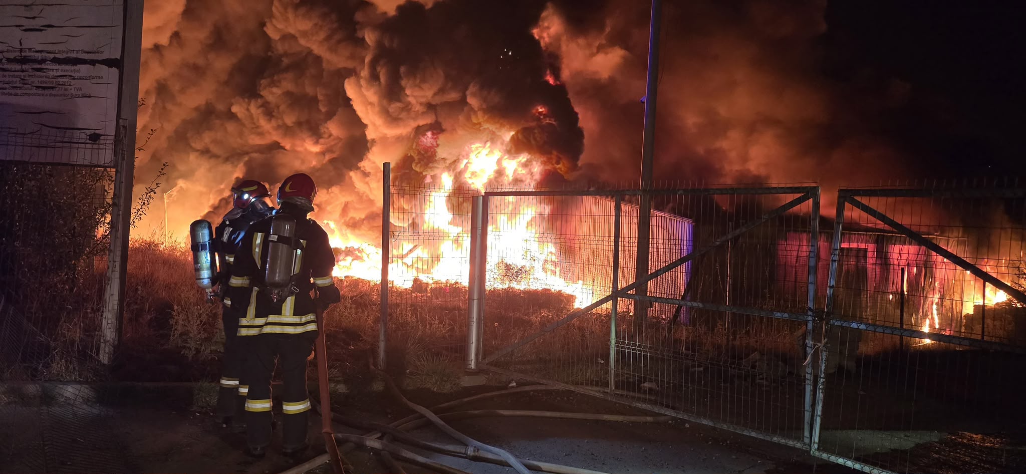 Incendiu de amploare la o hală de sortare și reciclare deșeuri în Șura Mică, lângă Sibiu