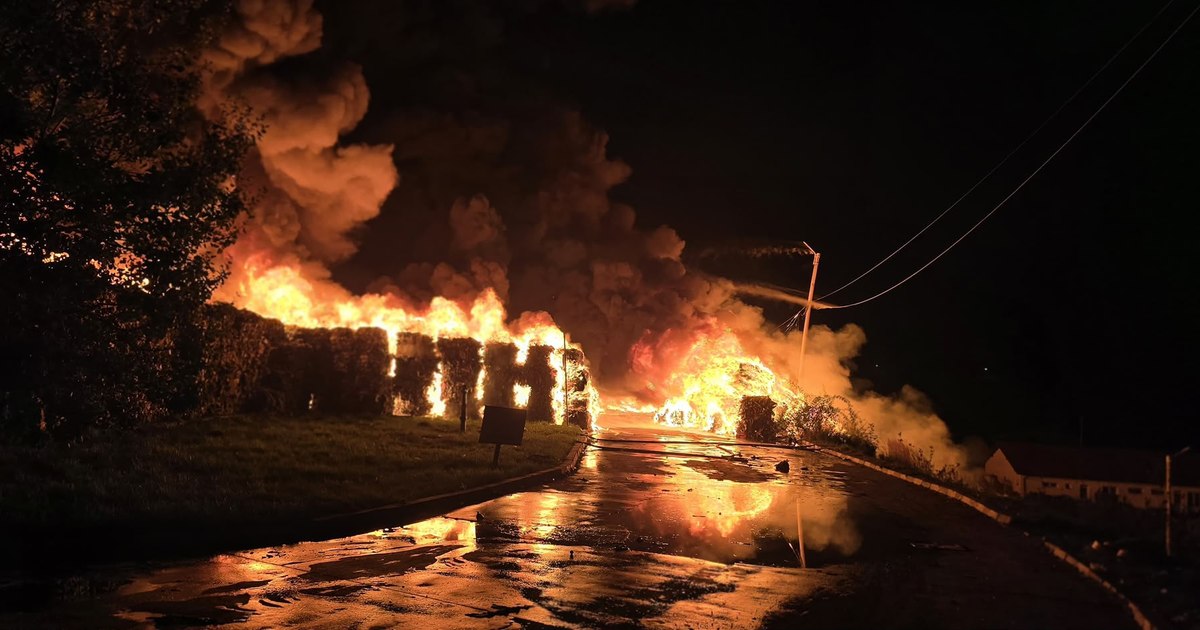 Incendiu de proporții la o stație de reciclare deșeuri lângă Sibiu, a fost emis mesaj RO-Alert