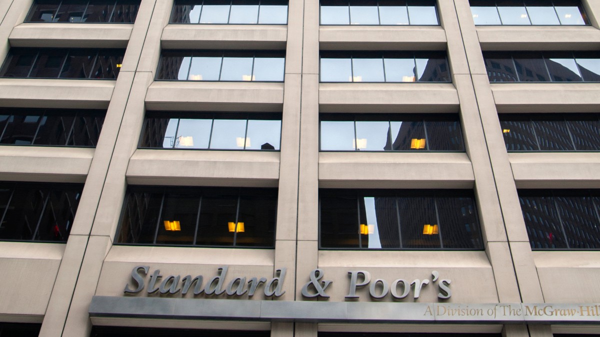 Decizia Standard & Poor’s privind ratingul României: țara riscă trecerea în categoria „junk”