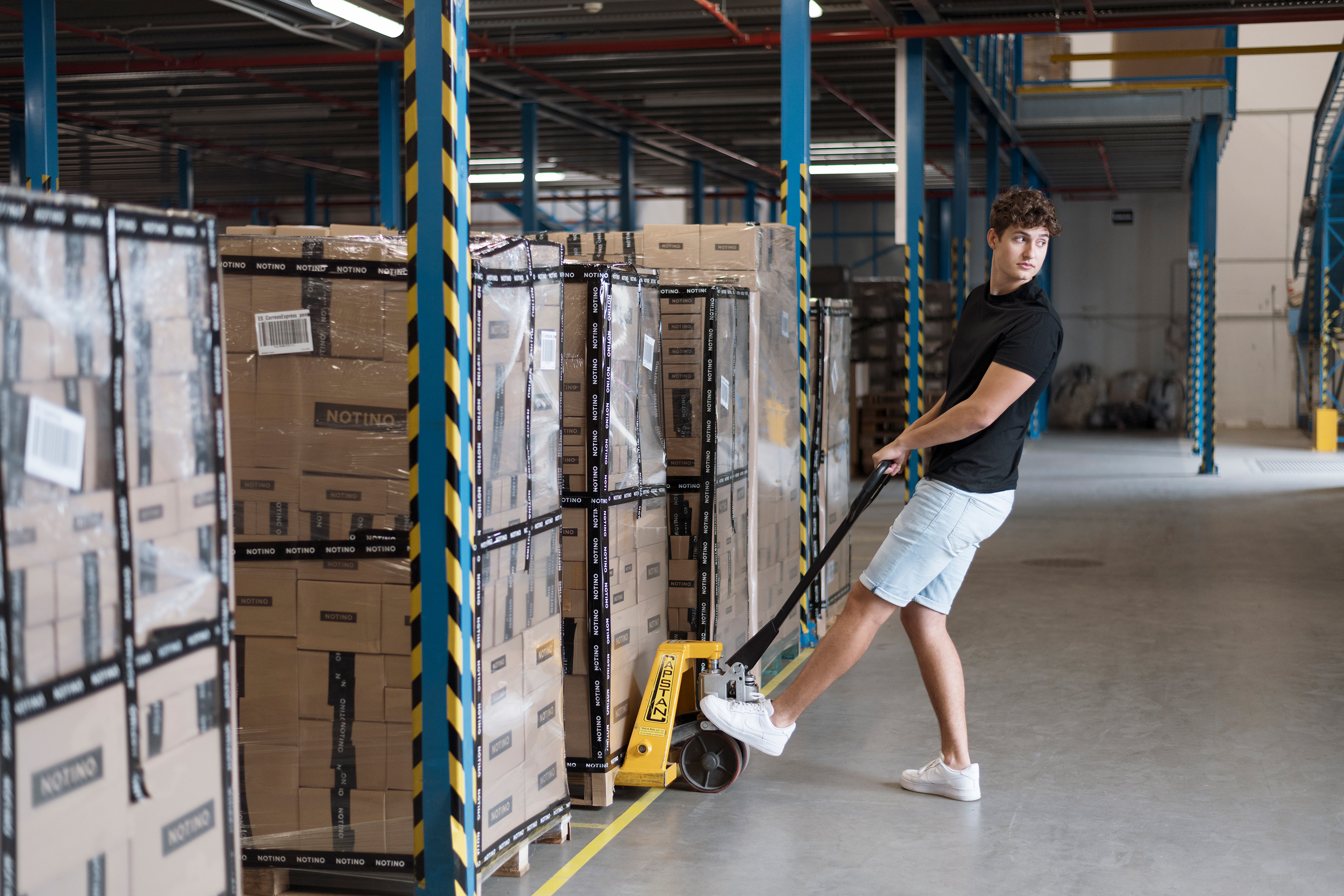 Cum se pregătesc retailerii pentru Black Friday: de la prognoze în septembrie la logistica de după sărbători