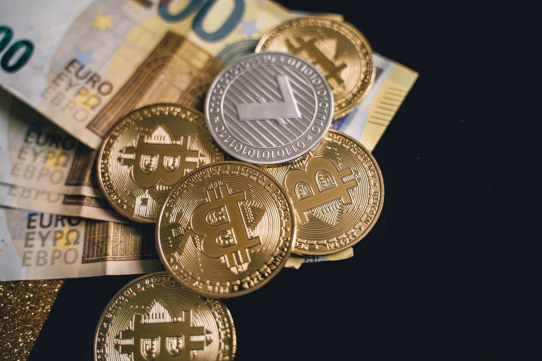 Euro a depășit pragul de 5,3 lei la cursul BNR. Moneda națională este afectată de instabilitatea politică