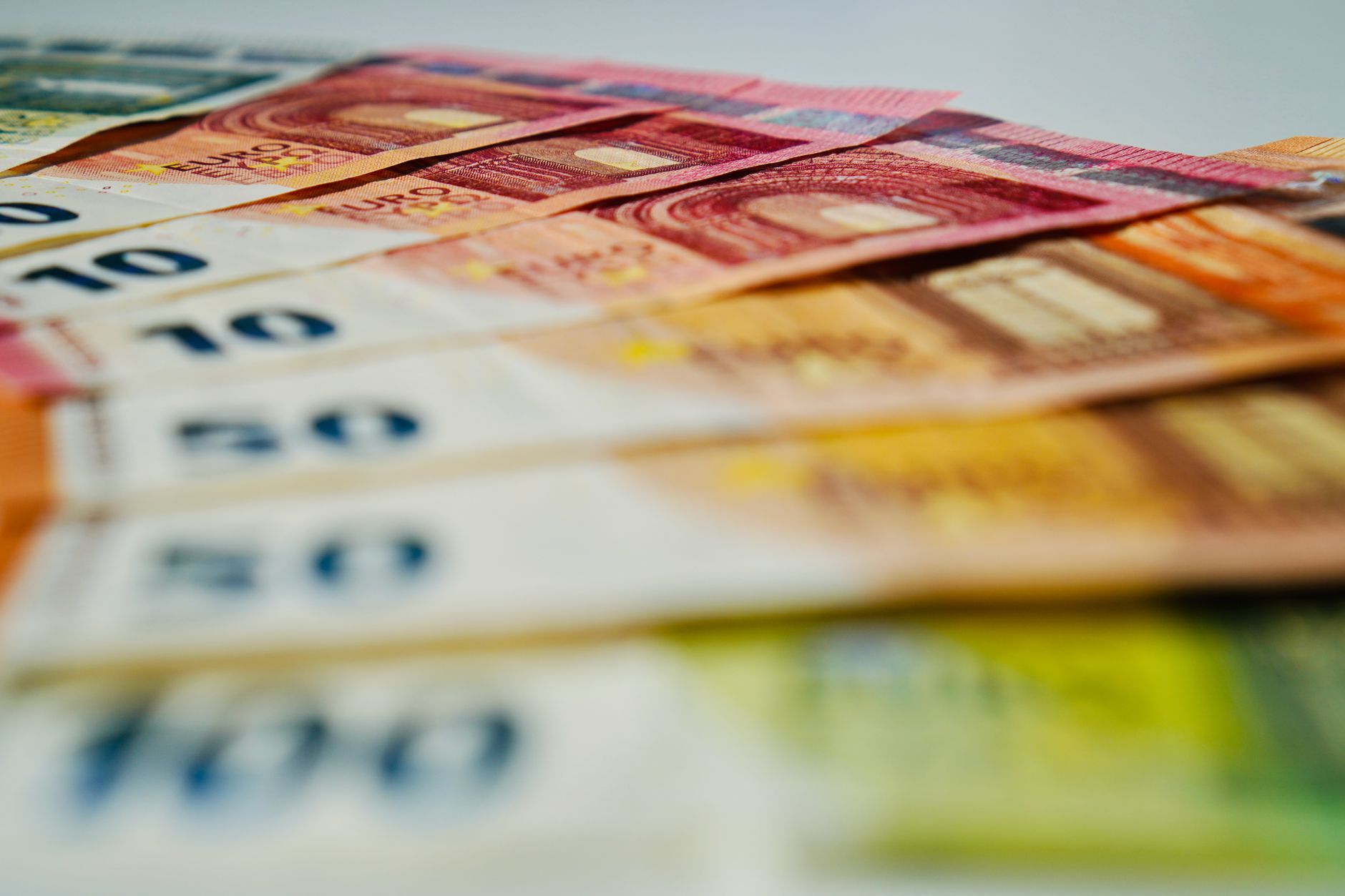 Cursul euro a explodat la 5,3447 lei. Moneda națională a scăzut brusc în ziua evaluării S&P