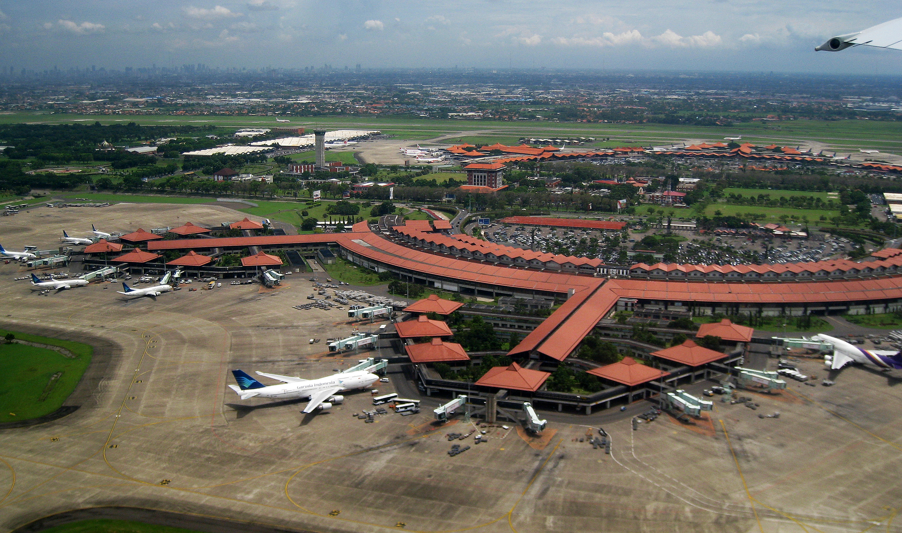 Românii aleg tot mai des aeroporturile secundare pentru călătoriile de toamnă