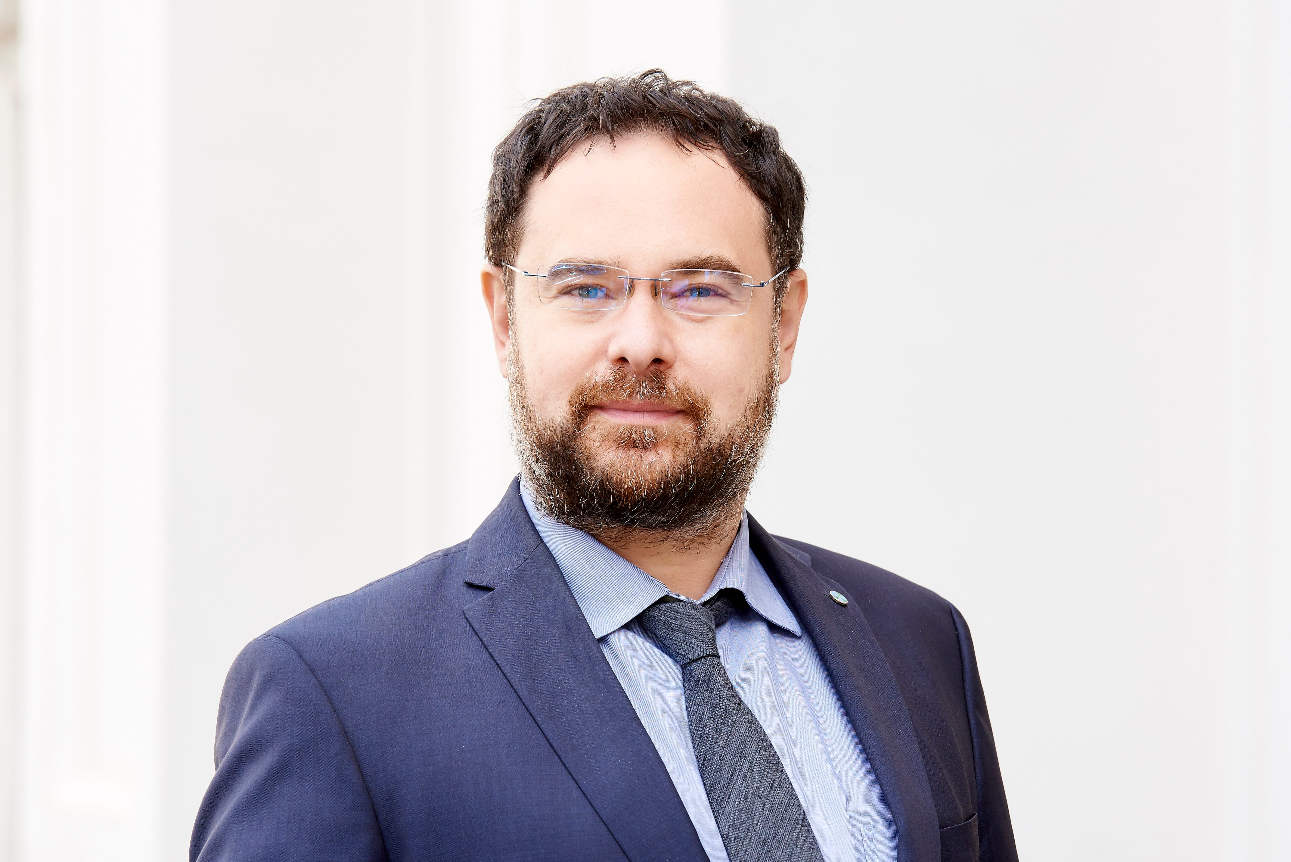Euro a atins un nou maxim istoric față de leu; se preconizează o depreciere a monedei naționale