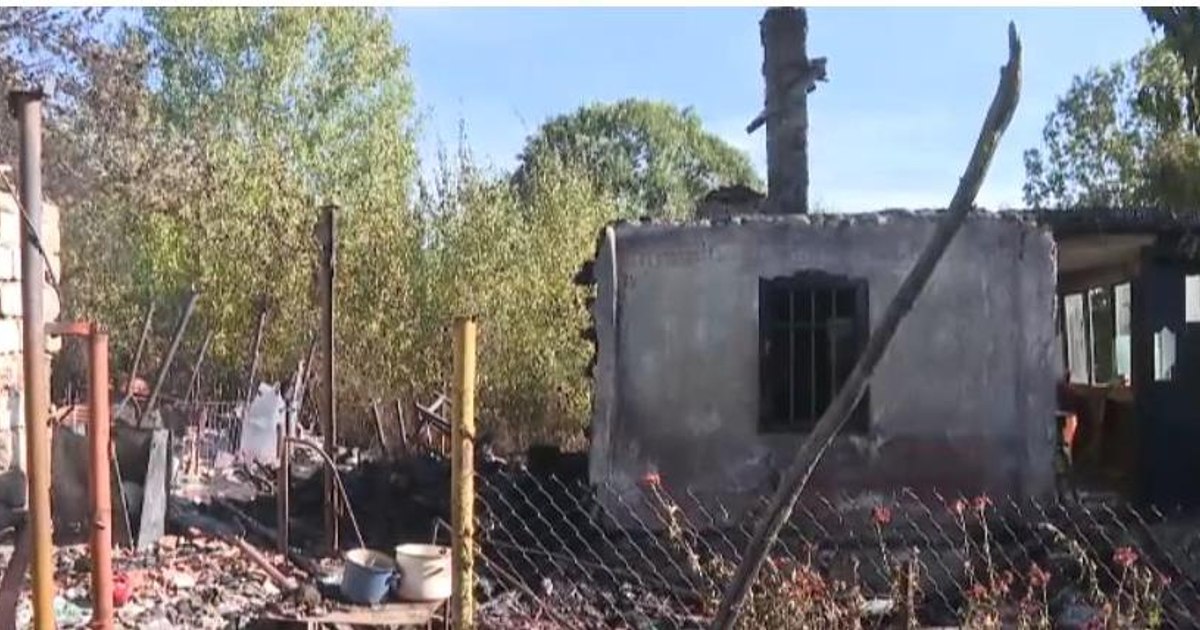 Incendiu devastator în Gorj: O casă a ars complet după ce un pensionar a încercat să elimine un cuib de viespi