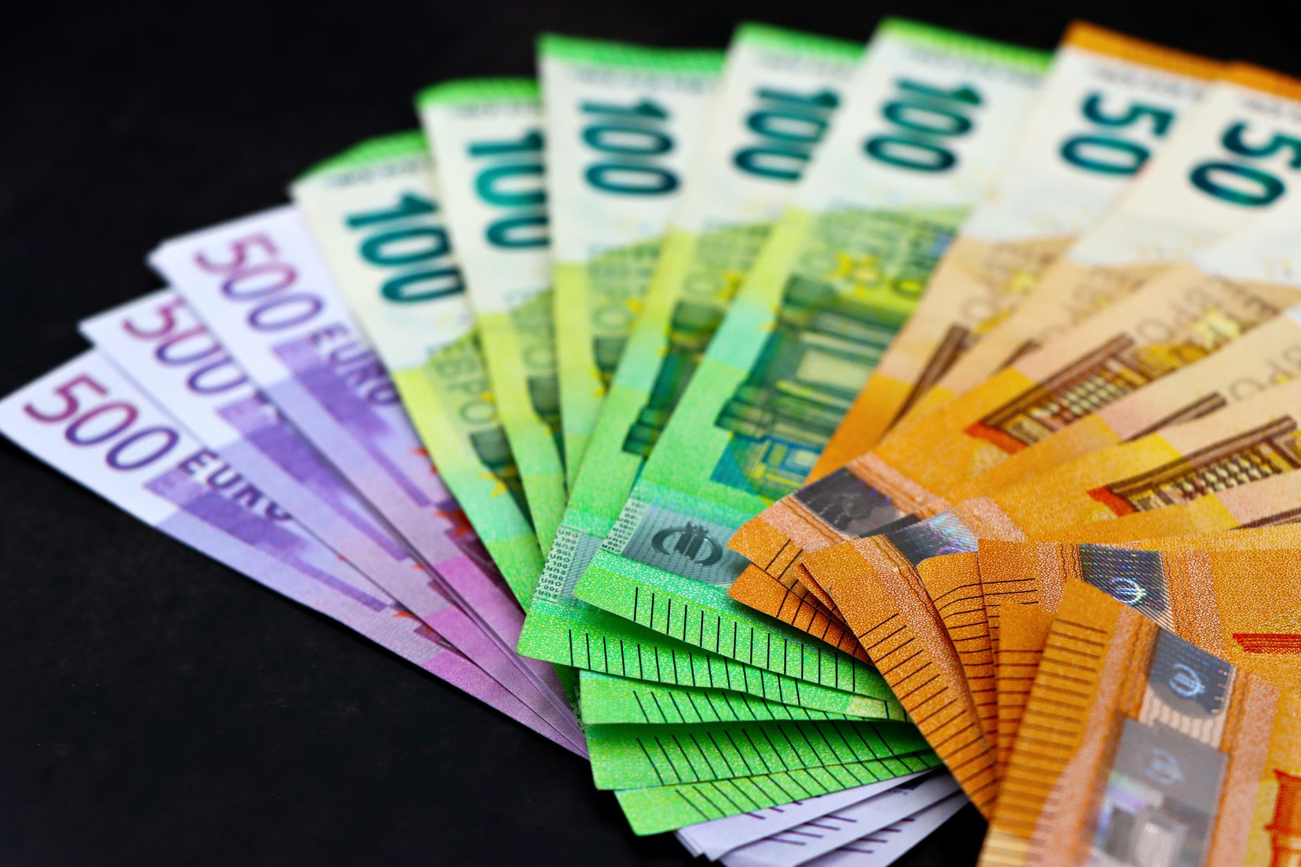 Euro a atins un nou record în raport cu leul: cursul BNR a ajuns la 5,3447 lei