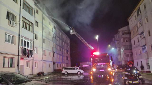 Incendiu la acoperișul unui bloc din Suceava: Pompierii au intervenit pentru evacuarea locatarilor