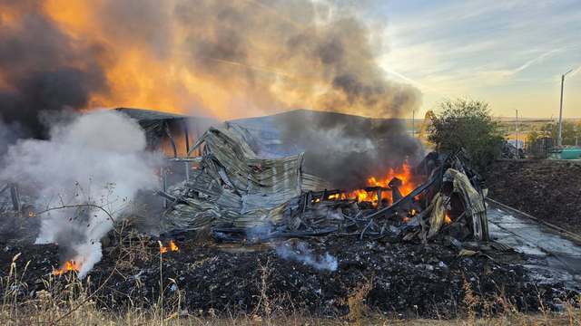 Incendiu major la stația de sortare a deșeurilor de lângă Sibiu: focul nu a fost stins după 24 de ore