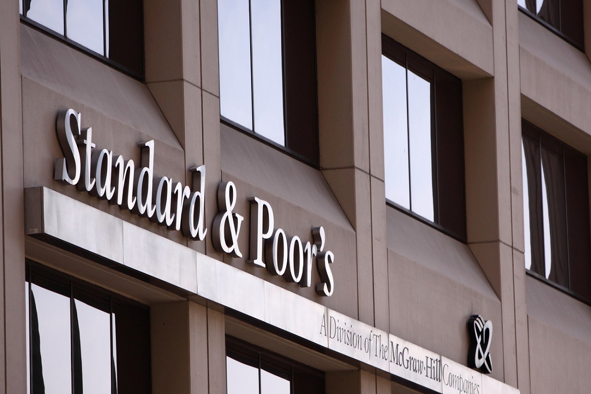 Standard&Poor's menține ratingul României în categoria de investiții, dar păstrează perspectiva negativă