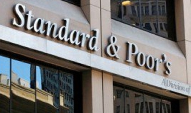 S&P confirmă ratingul României la BBB-, dar avertizează asupra riscurilor politice