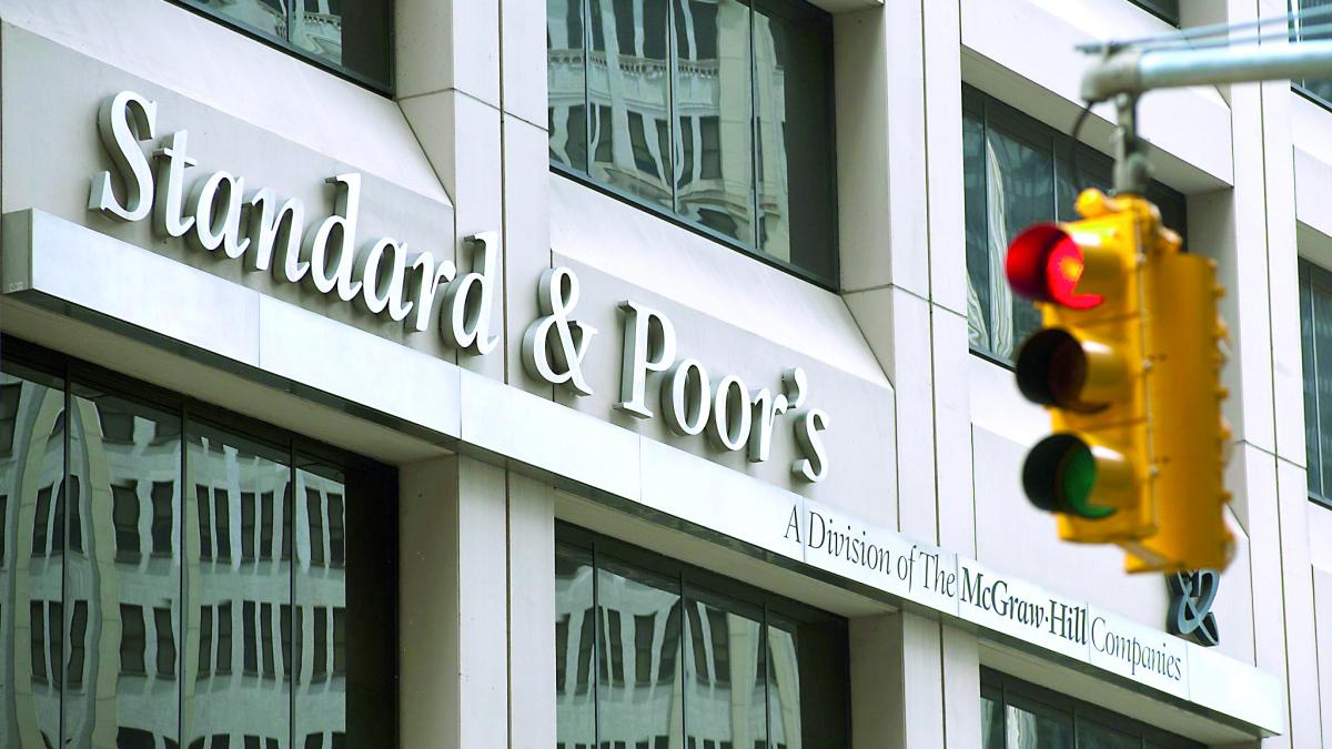 România își păstrează ratingul de investiții, dar S&P avertizează asupra riscurilor fiscale