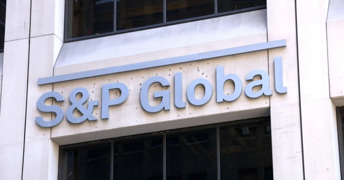 România păstrează ratingul BBB- de la S&P, dar perspectiva rămâne negativă