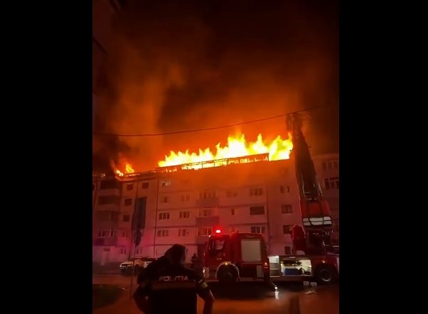Incendiu masiv la un bloc din Suceava: au ars 400 de metri pătrați de acoperiș