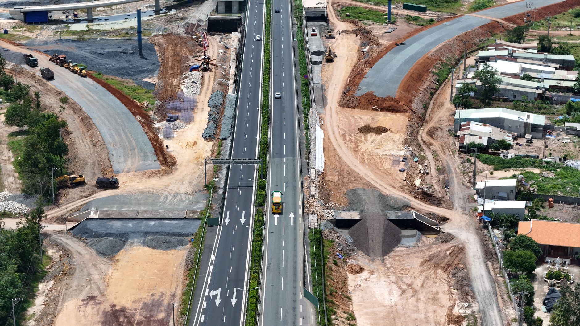 Autostrada Bucureștiului A0 Nord: Se toarnă ultimul strat de asfalt pe Lotul 3, deschiderea e estimată în octombrie