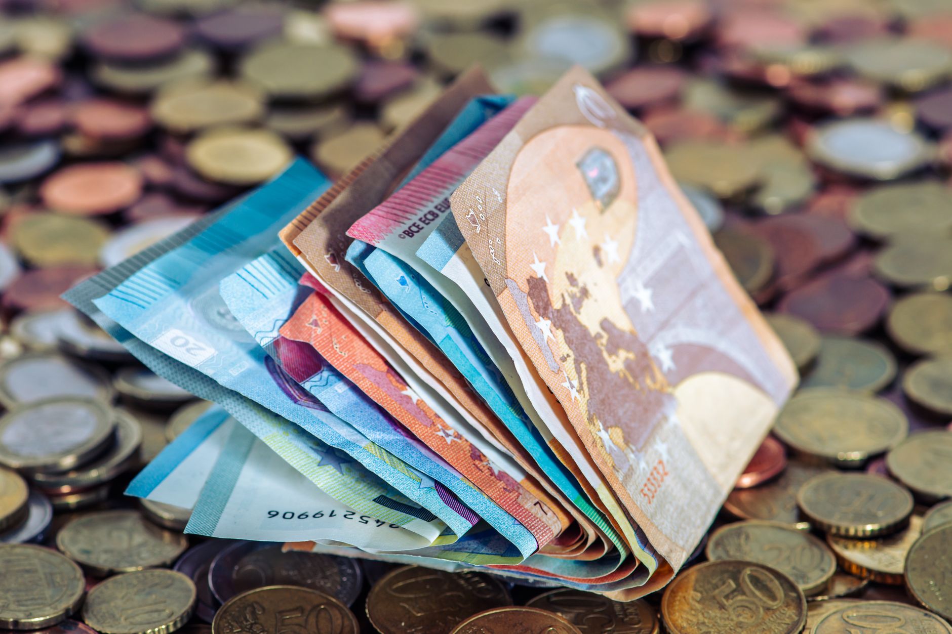 Cursul euro a crescut la 5,34 lei înainte de decizia S&P privind ratingul României