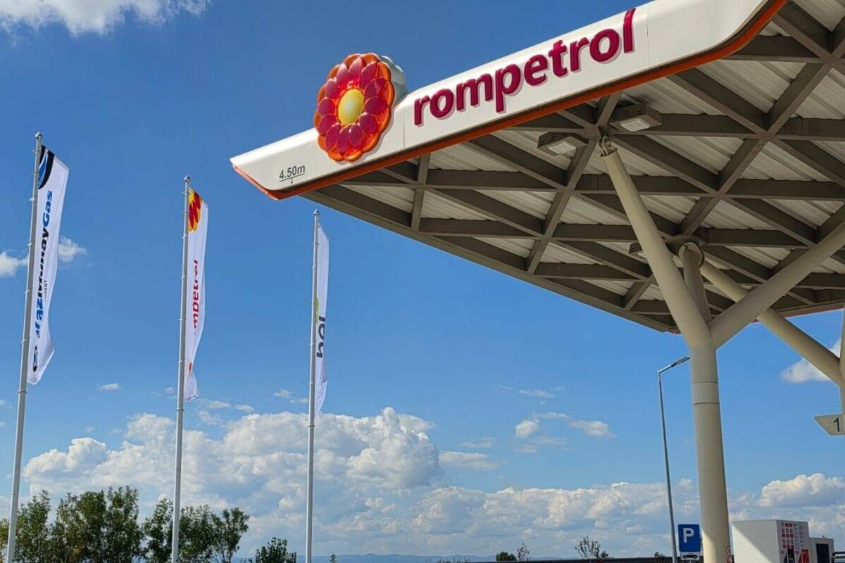 Prețul benzinei a depășit pragul de 10 lei pe litru la benzinăriile din România