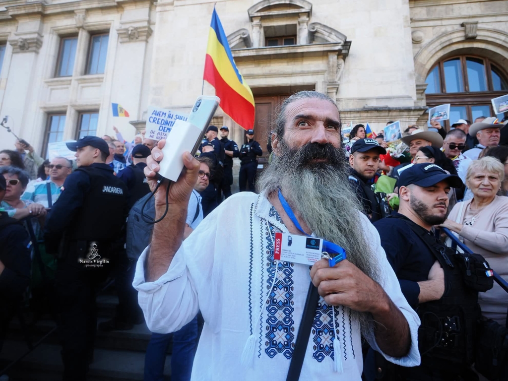 Activistul Stegarul Dac este cercetat pentru ultraj după ce ar fi lovit un jandarm în spate