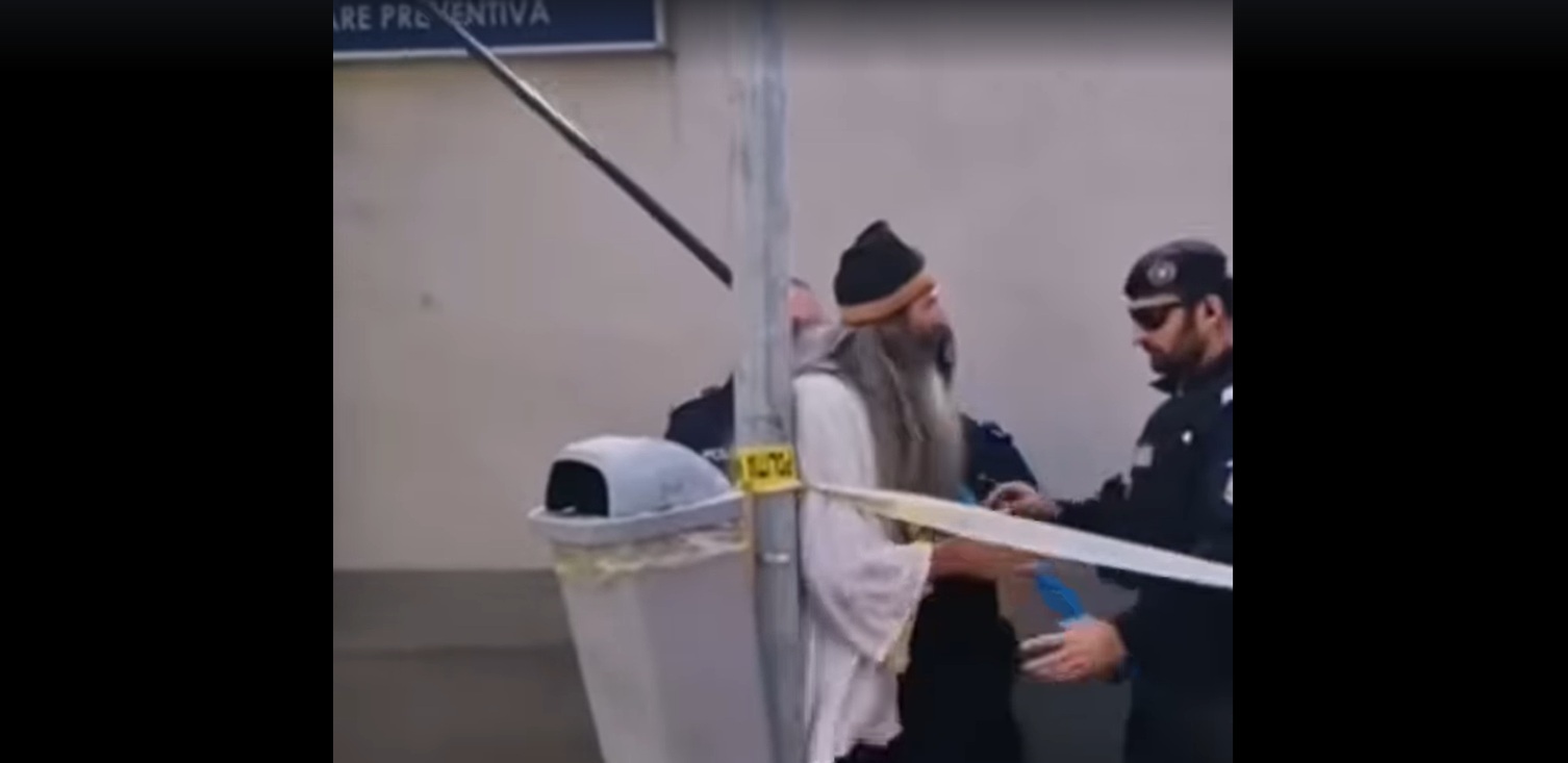 Cezar Avrămuță, cunoscut sub numele de Stegarul Dac, a fost reținut pentru ultraj în timpul unui protest