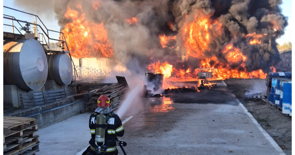 Incendiu la o hală de depozitare în Vâlcea: au fost emise mesaje RO-Alert din cauza fumului